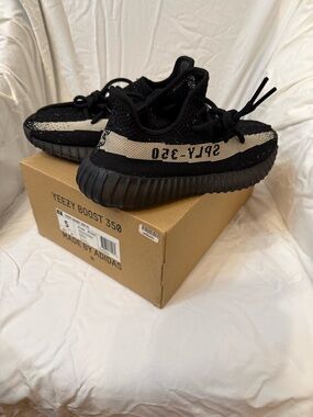 Adidas Yeezy Boost 350 V2 Sneakers Women’s size 7 / Men’s size 5